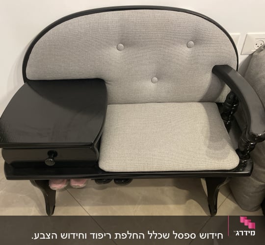 כרית מרופדת על כיסא עם משענת מעוגלת